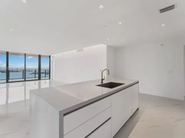5-bedroom condo for sale in Miami - 700 NE 24th St 5401 - MondialRealty