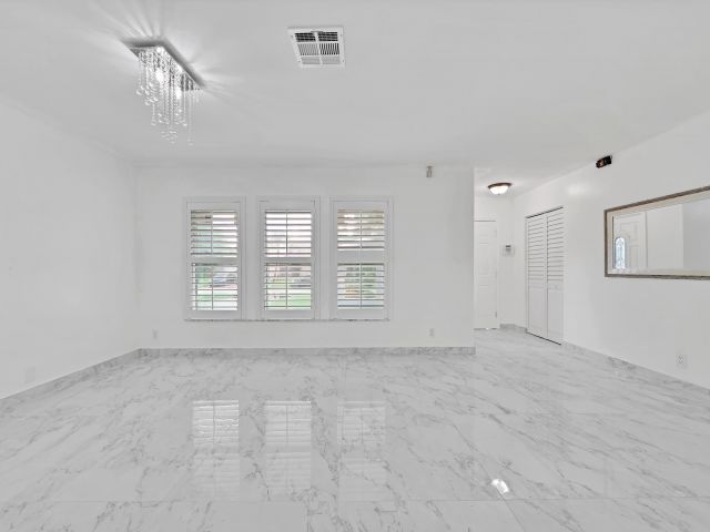 Home for rent at 724 Avenue Chaumont - photo 6680909