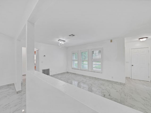 Home for rent at 724 Avenue Chaumont - photo 6680910