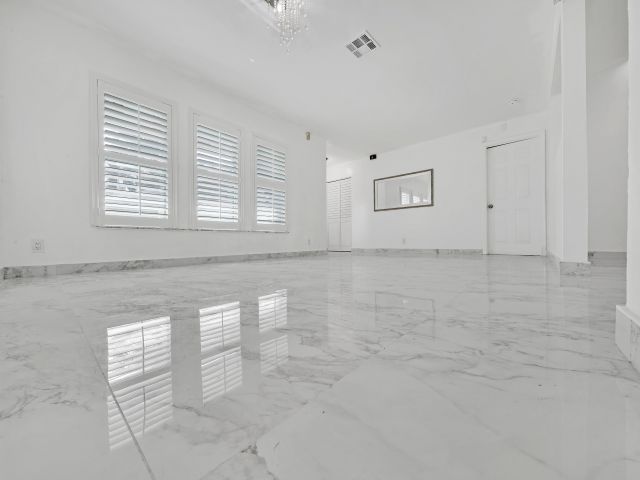 Home for rent at 724 Avenue Chaumont - photo 6680911