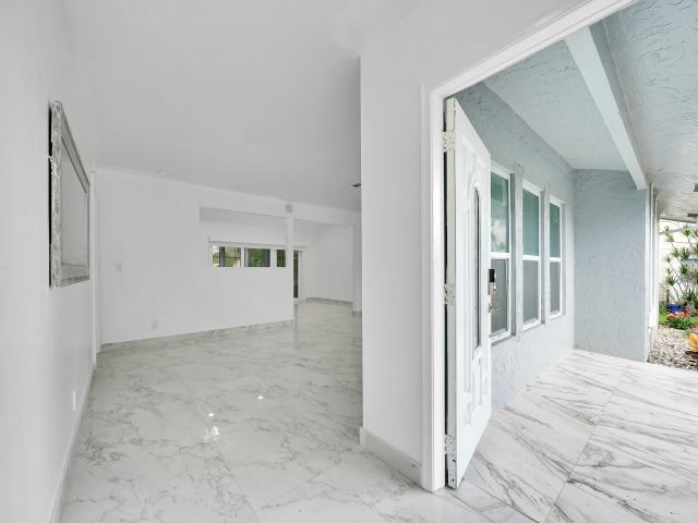 Home for rent at 724 Avenue Chaumont - photo 6680912