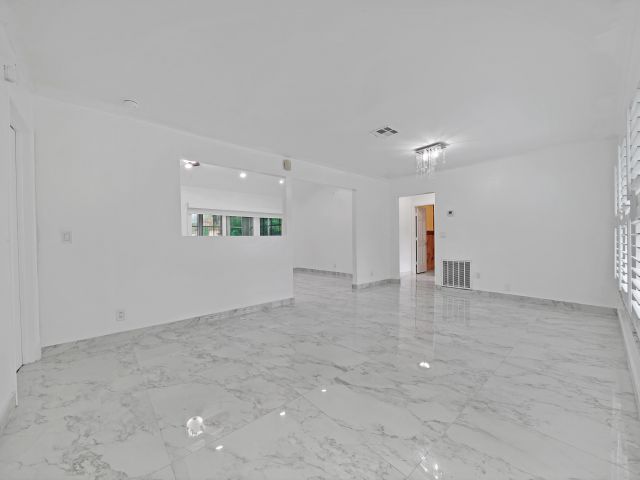 Home for rent at 724 Avenue Chaumont - photo 6680913