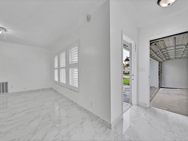 Home for rent at 724 Avenue Chaumont - photo 6680914