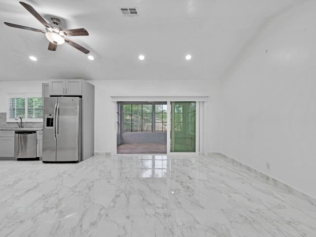 Home for rent at 724 Avenue Chaumont - photo 6680915