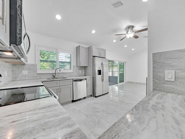 Home for rent at 724 Avenue Chaumont - photo 6680916