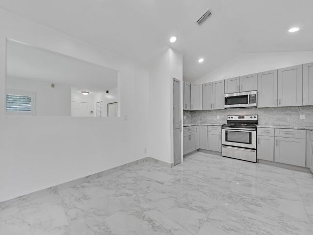 Home for rent at 724 Avenue Chaumont - photo 6680917