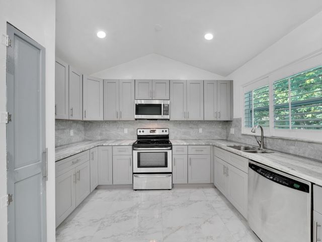 Home for rent at 724 Avenue Chaumont - photo 6680918