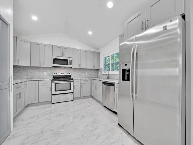 Home for rent at 724 Avenue Chaumont - photo 6680919