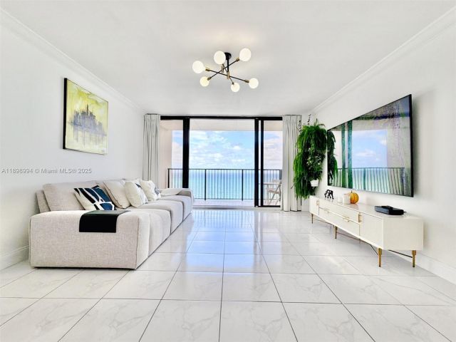 1-bedroom condo for rent in Hollywood - 2101 S Ocean Dr 1402 - MondialRealty