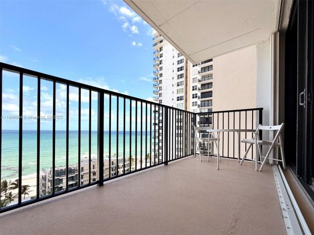 1-bedroom condo for rent in Hollywood - 2101 S Ocean Dr 1402 - MondialRealty