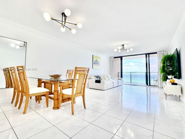 1-bedroom condo for rent in Hollywood - 2101 S Ocean Dr 1402 - MondialRealty