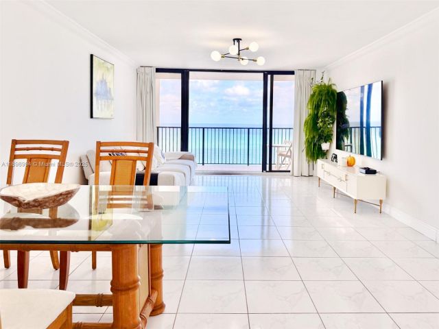 1-bedroom condo for rent in Hollywood - 2101 S Ocean Dr 1402 - MondialRealty