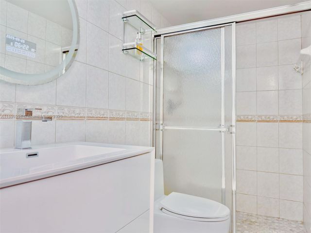 1-bedroom condo for rent in Hollywood - 2101 S Ocean Dr 1402 - MondialRealty