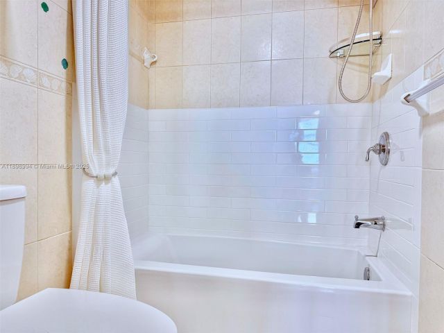 1-bedroom condo for rent in Hollywood - 2101 S Ocean Dr 1402 - MondialRealty