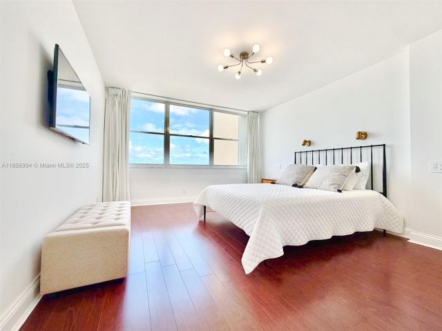 1-bedroom condo for rent in Hollywood - 2101 S Ocean Dr 1402 - MondialRealty