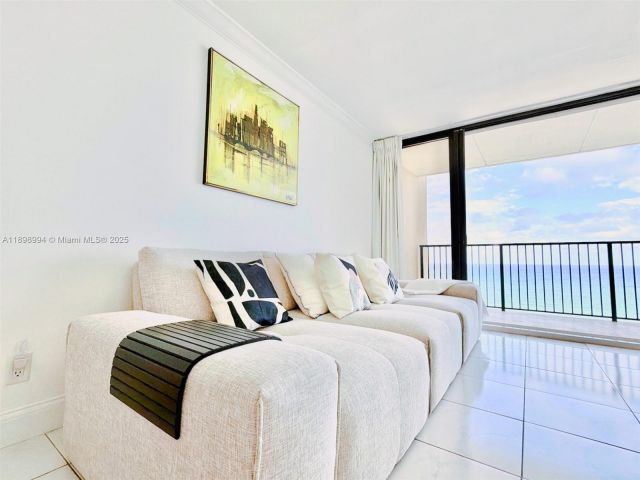 1-bedroom condo for rent in Hollywood - 2101 S Ocean Dr 1402 - MondialRealty