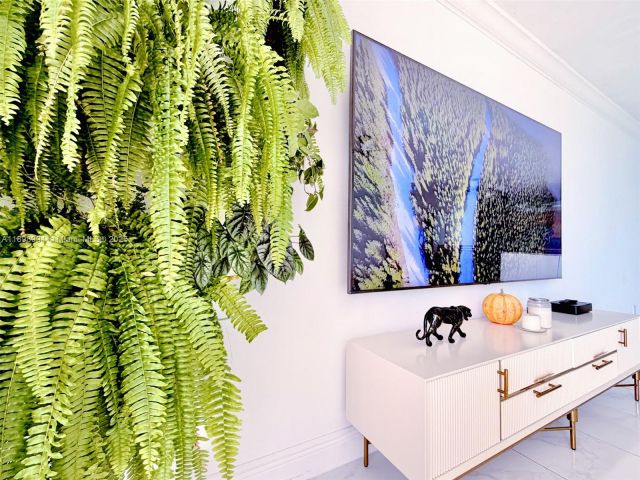 1-bedroom condo for rent in Hollywood - 2101 S Ocean Dr 1402 - MondialRealty