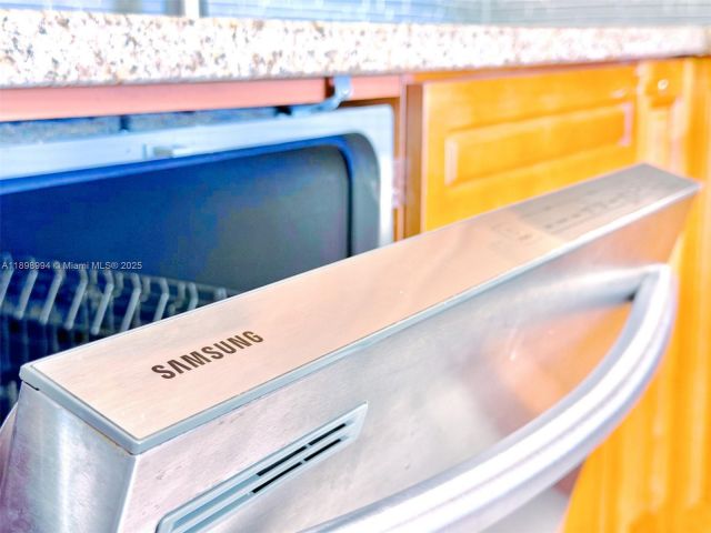 1-bedroom condo for rent in Hollywood - 2101 S Ocean Dr 1402 - MondialRealty