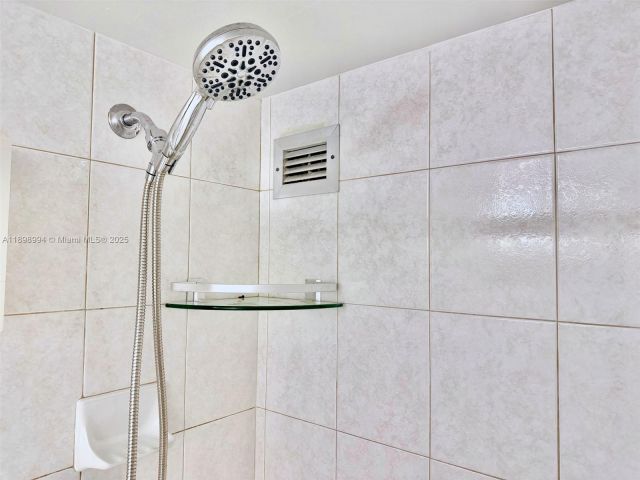 1-bedroom condo for rent in Hollywood - 2101 S Ocean Dr 1402 - MondialRealty