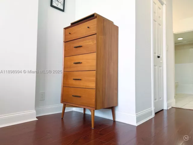 1-bedroom condo for rent in Hollywood - 2101 S Ocean Dr 1402 - MondialRealty