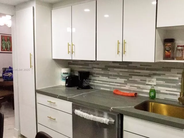 1-bedroom condo for rent in Miami Beach - 5005 Collins Ave 1523 - MondialRealty
