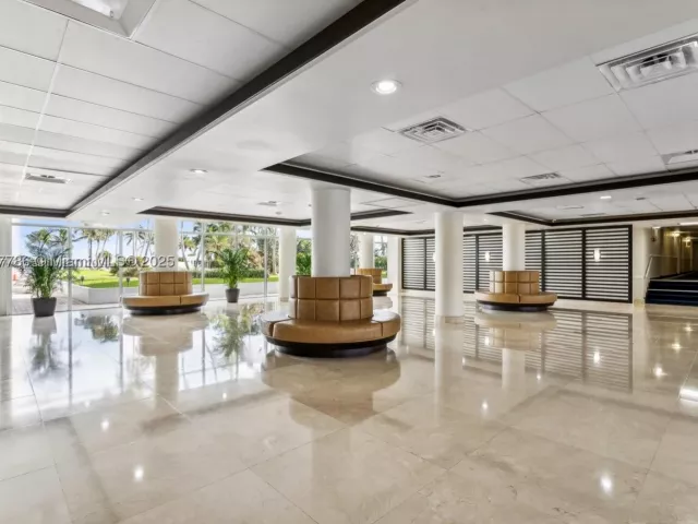 1-bedroom condo for rent in Miami Beach - 5005 Collins Ave 1523 - MondialRealty