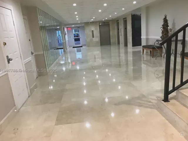 1-bedroom condo for rent in Miami Beach - 5005 Collins Ave 1523 - MondialRealty