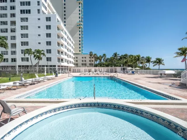 1-bedroom condo for rent in Miami Beach - 5005 Collins Ave 1523 - MondialRealty