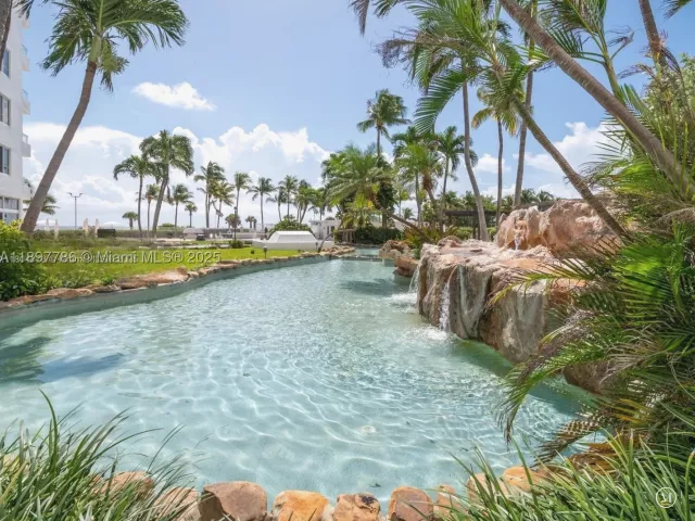 1-bedroom condo for rent in Miami Beach - 5005 Collins Ave 1523 - MondialRealty