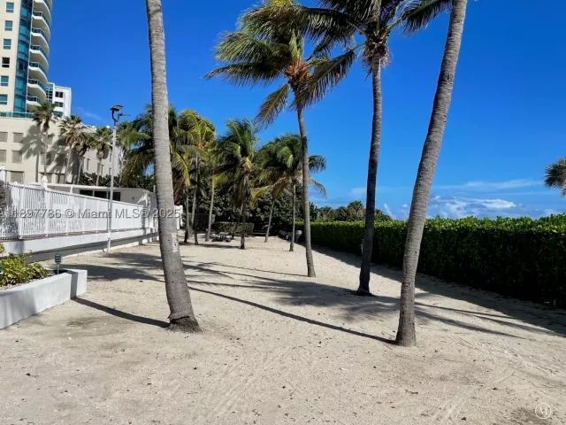 1-bedroom condo for rent in Miami Beach - 5005 Collins Ave 1523 - MondialRealty
