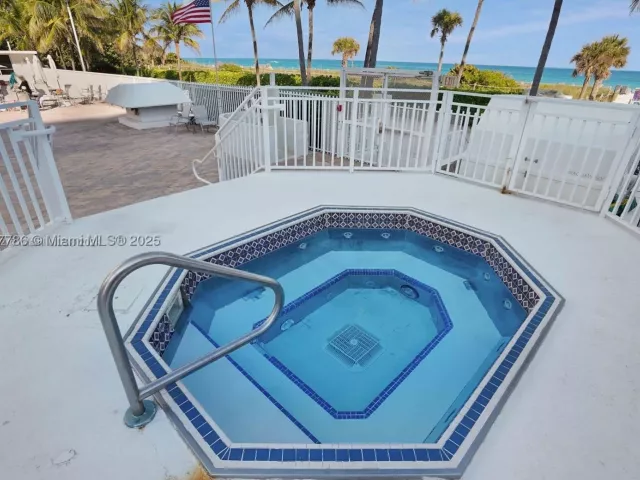1-bedroom condo for rent in Miami Beach - 5005 Collins Ave 1523 - MondialRealty