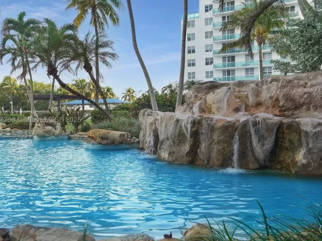 1-bedroom condo for rent in Miami Beach - 5005 Collins Ave 1523 - MondialRealty
