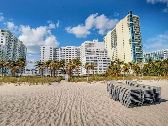 1-bedroom condo for rent in Miami Beach - 5005 Collins Ave 1523 - MondialRealty