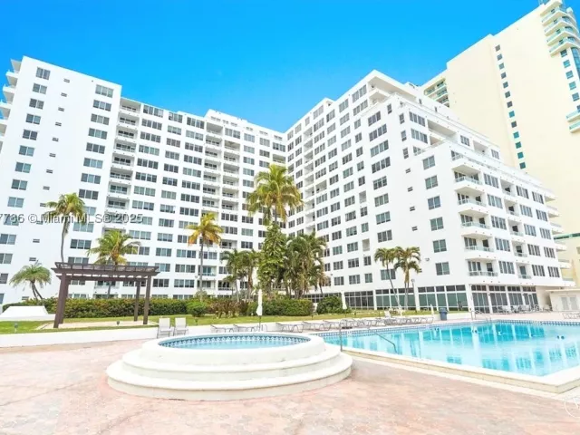 1-bedroom condo for rent in Miami Beach - 5005 Collins Ave 1523 - MondialRealty