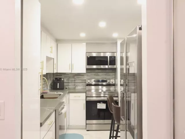 1-bedroom condo for rent in Miami Beach - 5005 Collins Ave 1523 - MondialRealty