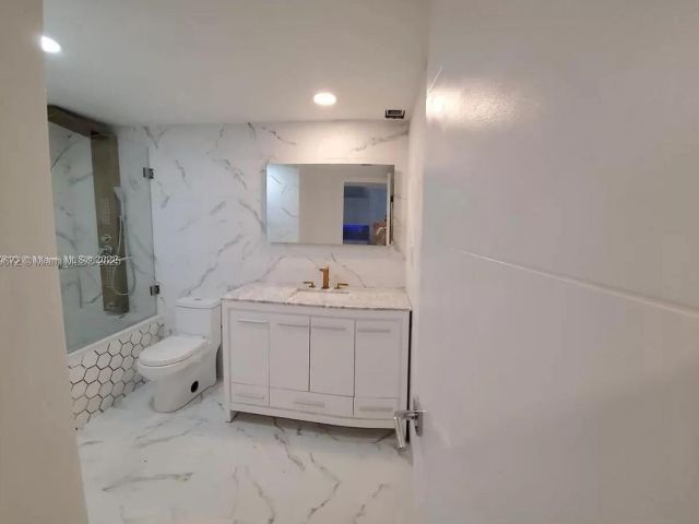 1-bedroom condo for sale in Sunny Isles Beach - 19380 Collins Ave 224 - MondialRealty