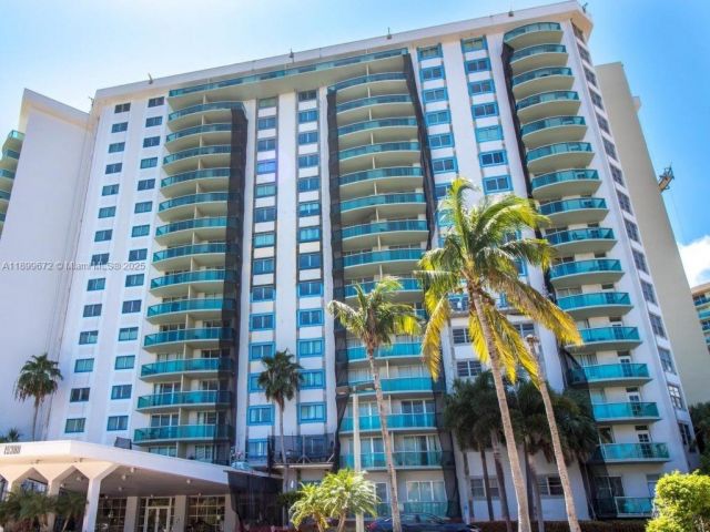 1-bedroom condo for sale in Sunny Isles Beach - 19380 Collins Ave 224 - MondialRealty