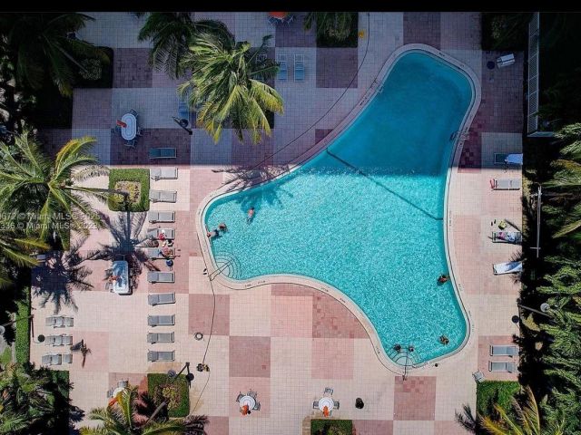 1-bedroom condo for sale in Sunny Isles Beach - 19380 Collins Ave 224 - MondialRealty