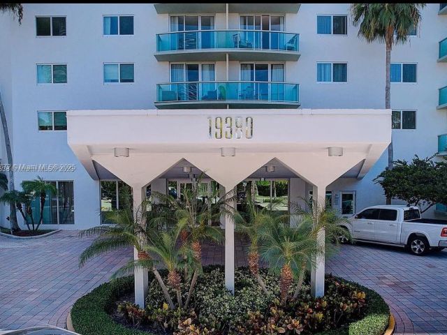 1-bedroom condo for sale in Sunny Isles Beach - 19380 Collins Ave 224 - MondialRealty