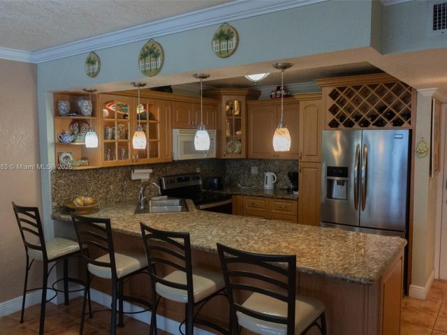 1-bedroom condo for rent in Hollywood - 3725 S Ocean Dr 1021 - MondialRealty