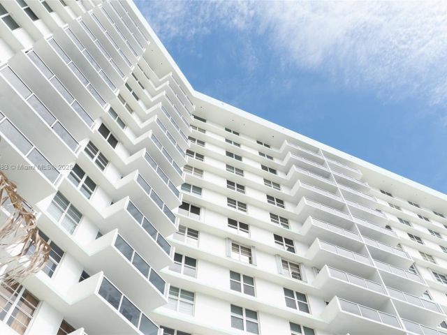 1-bedroom condo for rent in Hollywood - 3725 S Ocean Dr 1021 - MondialRealty