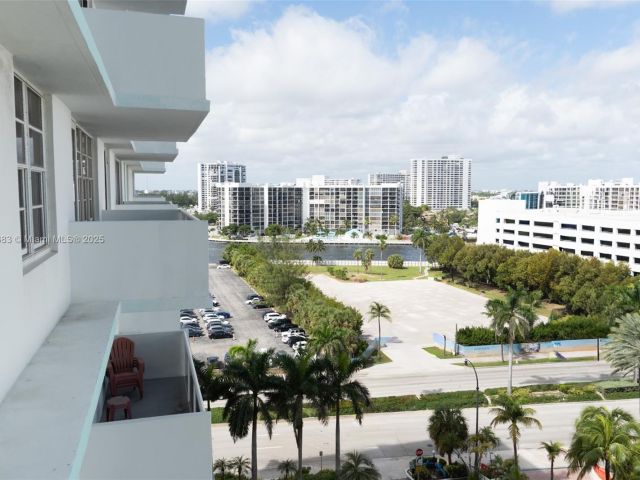 1-bedroom condo for rent in Hollywood - 3725 S Ocean Dr 1021 - MondialRealty