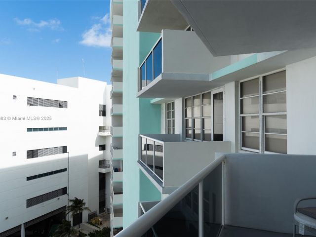 1-bedroom condo for rent in Hollywood - 3725 S Ocean Dr 1021 - MondialRealty