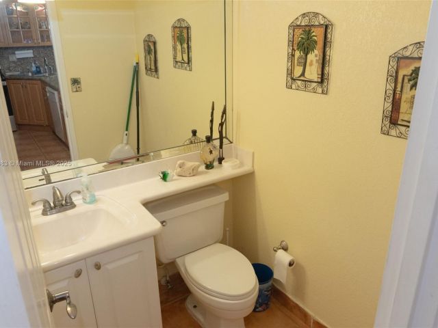 1-bedroom condo for rent in Hollywood - 3725 S Ocean Dr 1021 - MondialRealty