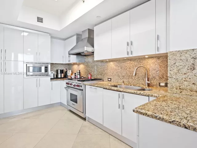 3-bedroom condo for rent in Sunny Isles Beach - 17875 Collins Ave 702 - MondialRealty