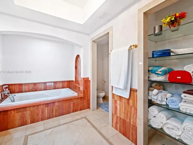 3-bedroom condo for rent in Sunny Isles Beach - 17875 Collins Ave 702 - MondialRealty