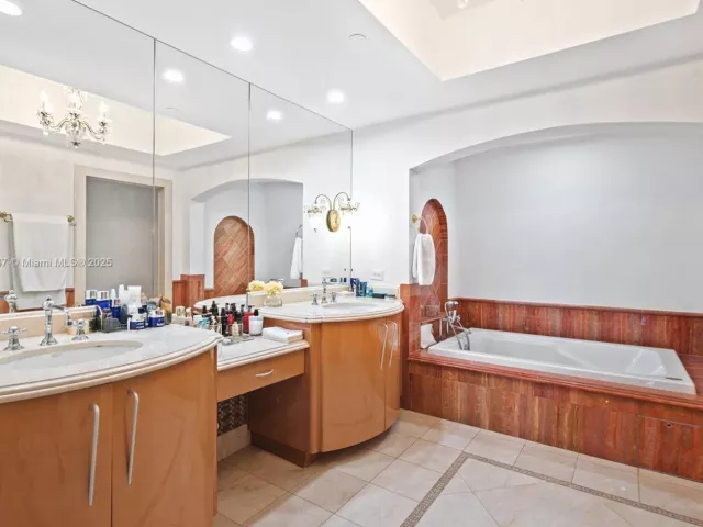 3-bedroom condo for rent in Sunny Isles Beach - 17875 Collins Ave 702 - MondialRealty