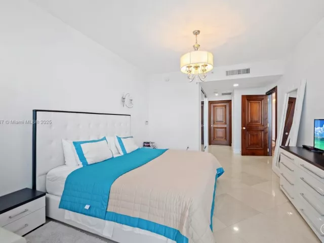 3-bedroom condo for rent in Sunny Isles Beach - 17875 Collins Ave 702 - MondialRealty