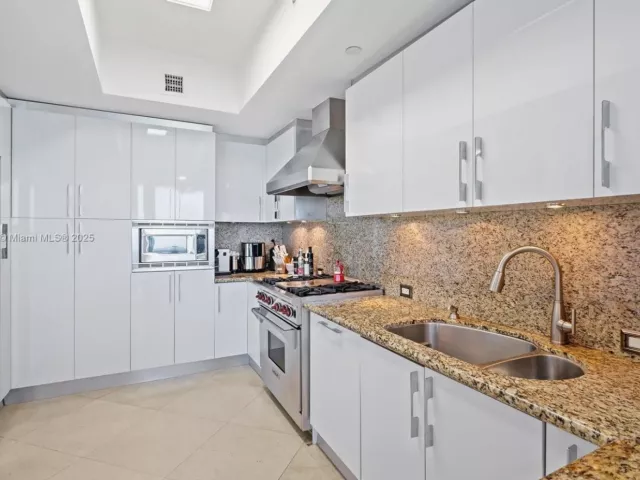 3-bedroom condo for rent in Sunny Isles Beach - 17875 Collins Ave 702 - MondialRealty