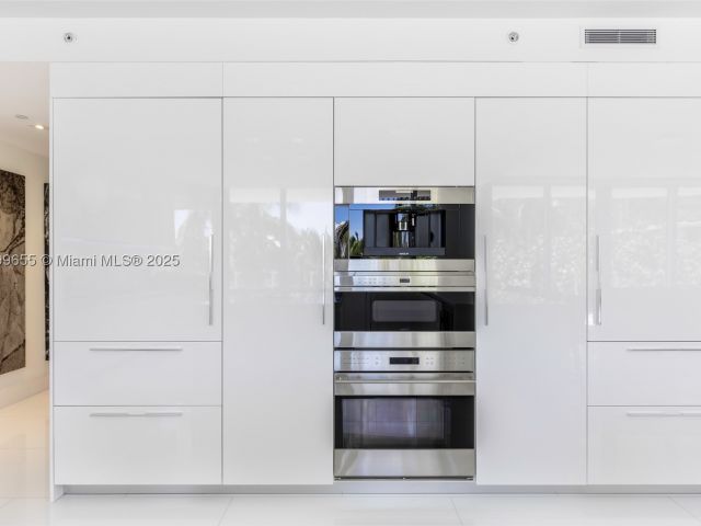5-bedroom condo for sale in Miami Beach - 1 Collins Ave 207 - MondialRealty